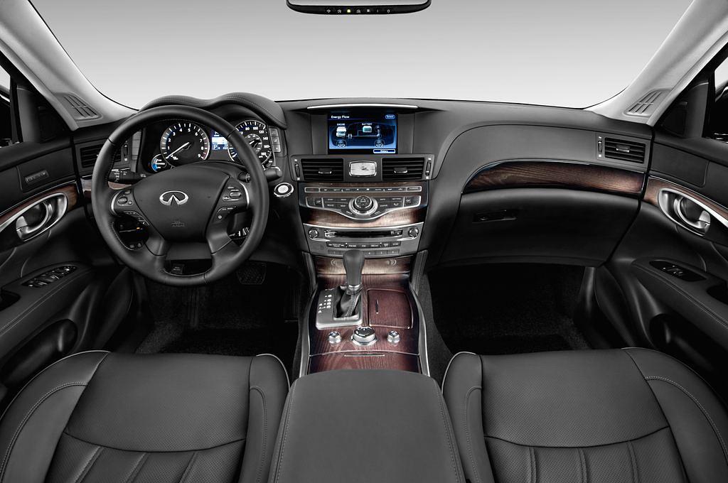 Infiniti M35H (Baujahr 2012) GT 4 Türen Cockpit und Innenraum