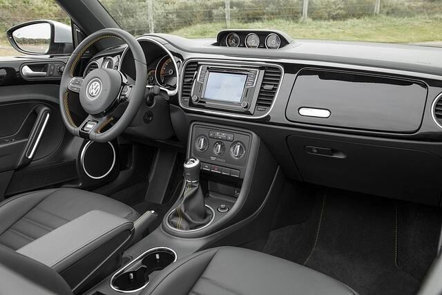 Gar nicht so recht zu der grundsätzlich fein gearbeiteten Fahrgastzelle mag der etwas spröde wirkende Kunststoff für den Instrumententräger passen