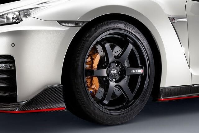 Überarbeitete Adaptiv-Dämpfer und Federn plus Stabilisatoren sollen beim neuen Nissan GT-R Nismo für deutlich mehr Fahrfreude sorgen