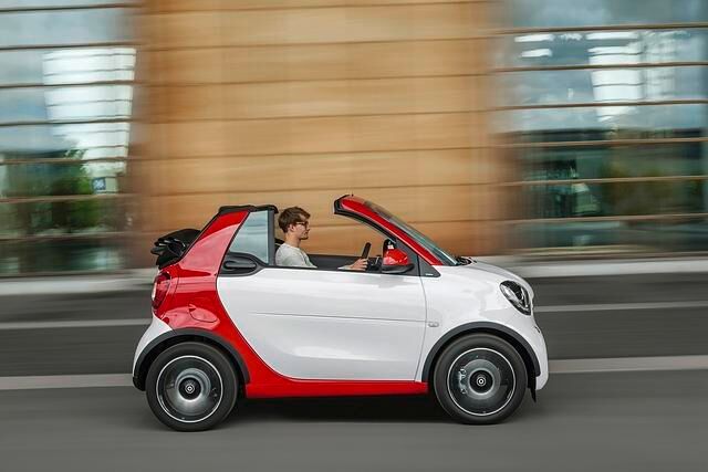 Auf Knopfdruck fahren die Stofflagen zurück, falten sich ordentlich im Heck zusammen und erste Cabrio-Gefühle tauchen auf