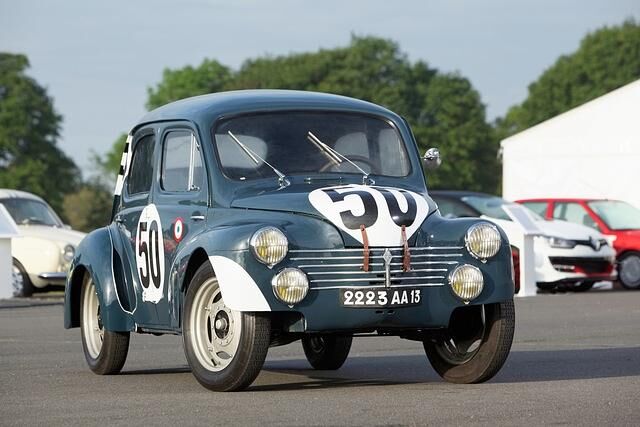 Sportlich unterwegs war Renault auch in den bleiernen Fünfzigern, als halbwegs betuchte Nutznießer der langsam aufstrebenden Wirtschaft sich einen 4CV (das berühmte Cremeschnittchen) leisten konnten