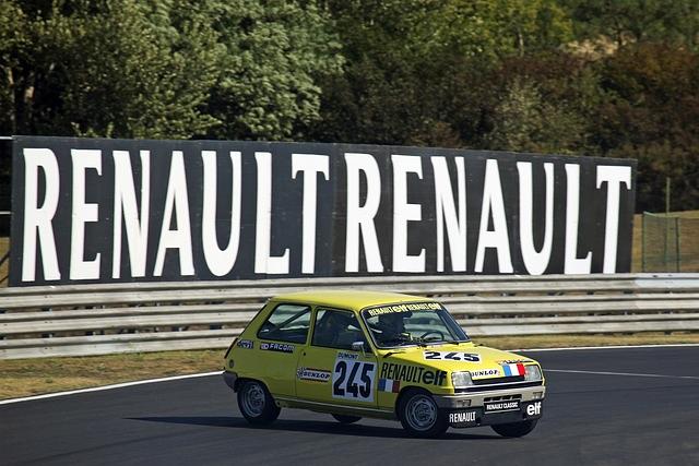 Just zum Zeitpunkt, da Renault wieder bei der Formel 1 mitmischt, erinnert der Konzern an seine sportlichen Gene, die bereits vor dem ersten Weltkrieg zur Schau getragen wurden