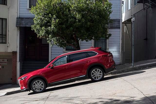 Obwohl der CX-9 mit 5,10 Metern so lang ist wie ein Mercedes GLS oder ein Audi Q7, sieht er dank seines langen Radstandes, den kurzen Überhängen und dem schlanken Profil sehr viel schnittiger und...