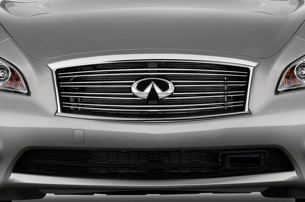 Infiniti M35H (Baujahr 2012) GT 4 Türen Kühlergrill und Scheinwerfer