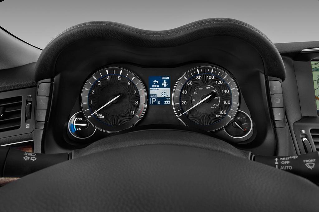 Infiniti M35H (Baujahr 2012) GT 4 Türen Tacho und Fahrerinstrumente