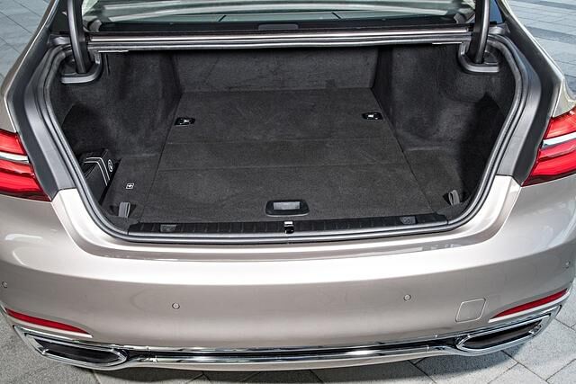Die große Batterie des 740Le verkleinert das Kofferraumvolumen auf 420 Liter