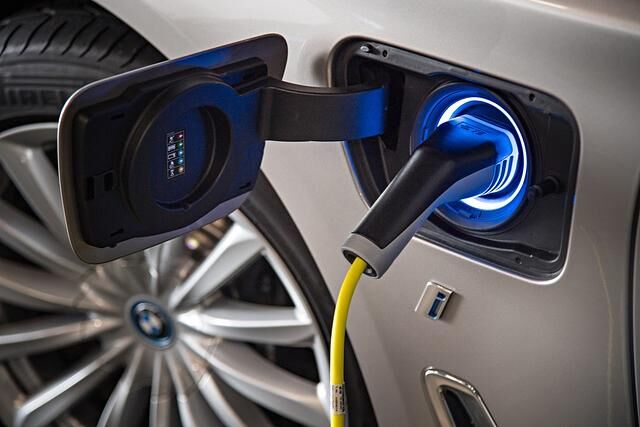 Rund vier Stunden dauert es, bis die Batterie im BMW 740Le vollständig geladen ist