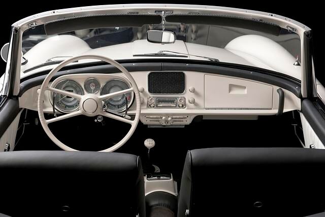 Aus heutiger Sicht wirkt der Innenraum des BMW 507 spartanisch