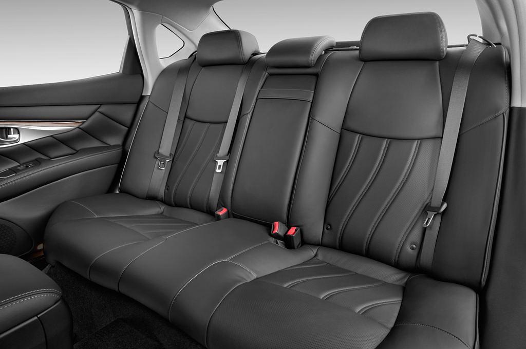 Infiniti M35H (Baujahr 2012) GT 4 Türen Rücksitze