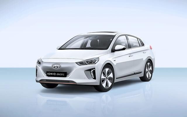 Optisch unterscheidet sich der elektrische Ioniq an der Front deutlich von seinen Brüdern. Während sie über einen traditionellen Kühlergrill in schwarz verfügen, zeichnet sich das rein elektrisch...