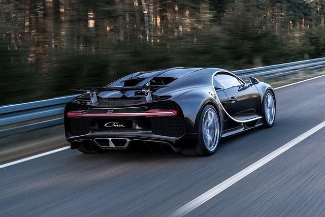 Wenn das 16-Zylinderaggregat mit Registeraufladung hinter den Sitzen grollend loswütet – einundzwanzig, zweiundzwanzig, drei- jetzt ist der Chiron auf 100 km/h - fängt die Elektronik den Fahrer...