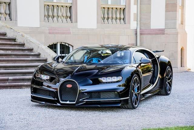 Nach vier Jahren Entwicklungszeit bringt Bugatti im Herbst den Chiron auf den Markt, hier parkt er vor dem Firmensitz in Molsheim