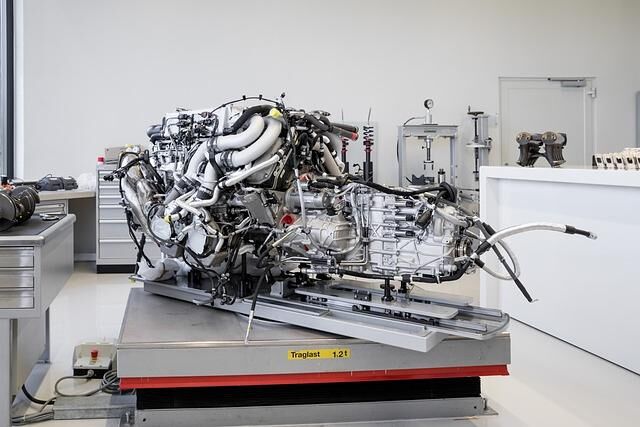 Möglich macht die kaum zu fassenden Dimensionen das 1.500-PS-Aggregat: W16-Motor mit acht Litern Hubraum und vier Turboladern, 436 Kilo schwer, hier mit Getriebe