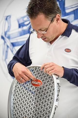 Das einzige nicht gewichtsoptimierte Teil am Chiron ist das Logo im markentypischen Hufeisen: Es ist aus massivem Silber