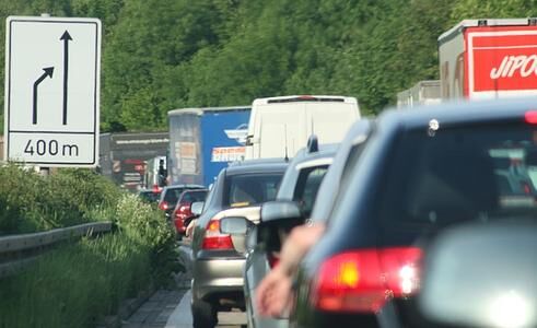 Stauhöhepunkt am Wochenende erwartet - Blechlawine auf dem Gipfel