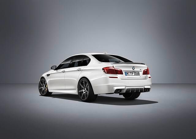 Von den 200 Fahrzeugen der M5 Competition Edition werden 100 in Carbonschwarz und 100 in Weiß lackiert