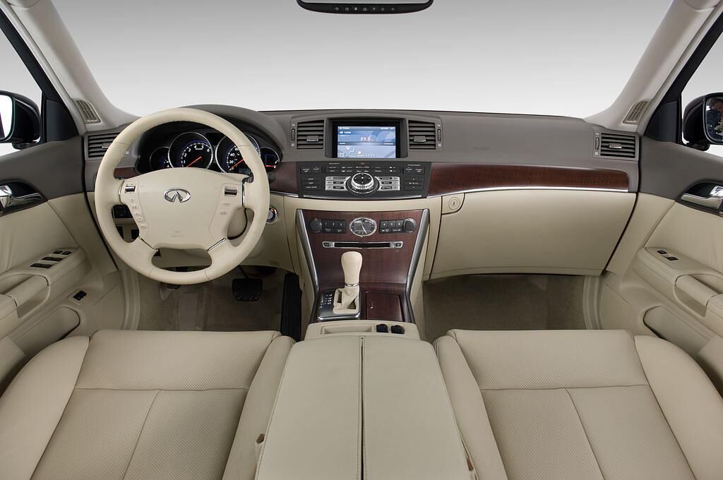 Infiniti M37 (Baujahr 2010) - 4 Türen Cockpit und Innenraum