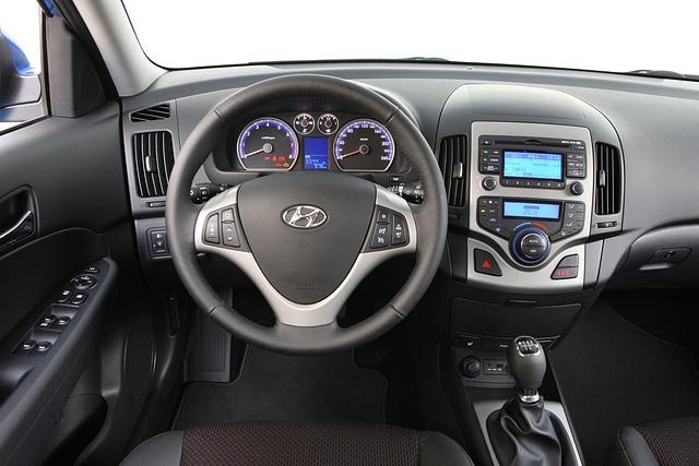 Übersichtlich, zeitgemäß aber auch etwas nüchtern präsentierte sich das Cockpit des Hyundai i30