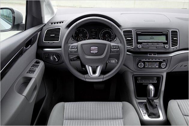 Keine Überraschungen: Das übersichtliche Cockpit kennt man vom VW Sharan