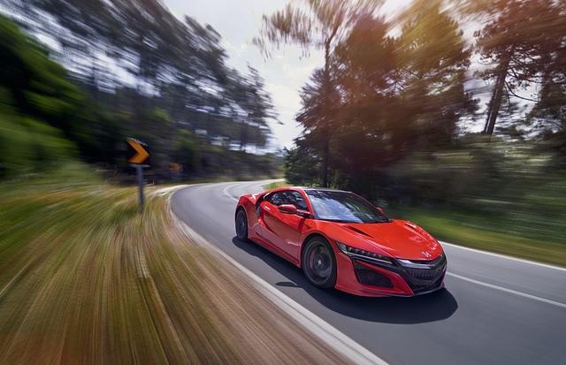 In Kurven ziehen die beiden vorderen E-Motoren das Auto regelrecht um die Ecke, man kann viel früher wieder Gas geben