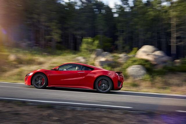 Das Ungewöhnliche am neuen NSX, dessen gleichnamiger Vorgänger vor elf Jahren zum letzten Mal vom Band rollte, findet sich im Innenleben: Gleich vier Antriebsquellen sorgen für standesgemäße...