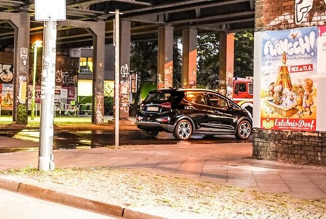 Der Elektro-Crossover ist einem Mitarbeiter der Online-Auto-Community „Motortalk.de“ am späten Abend vor die Linse gefahren. Im Stadtteil Mitte wurden mit dem Ampera-e offenbar Werbeaufnahmen gemacht