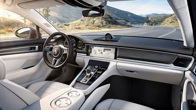 Wie bei einem modernen Smartphone werden beim neuen Infotainment-System unter anderem verschiedene Kacheln auf dem Homescreen mit den meistgenutzten Funktionen belegt. Gleichzeitig hat Porsche die...