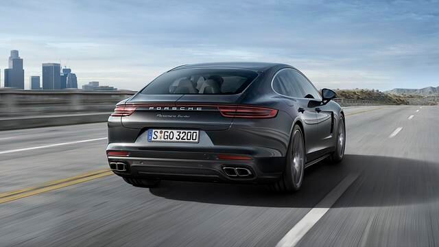 Nur drei Dinge habe man vom Vorgänger übernommen, betont Baureihenleiter Gernot Döllner: das Limousinenkonzept, den Namen und das Porsche-Logo