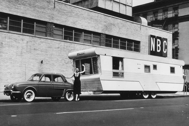 Renault Dauphine in den USA ab 1957, hier vor dem NBC-Gebäude