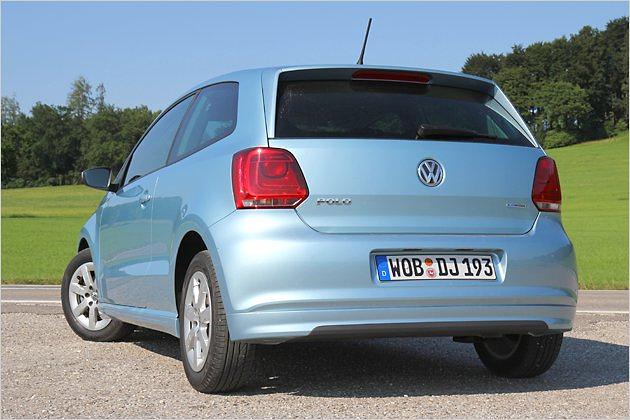 Hinten gehören ein modifizierter Dachspoiler und der BlueMotion-Schriftzug zu den Erkennungszeichen