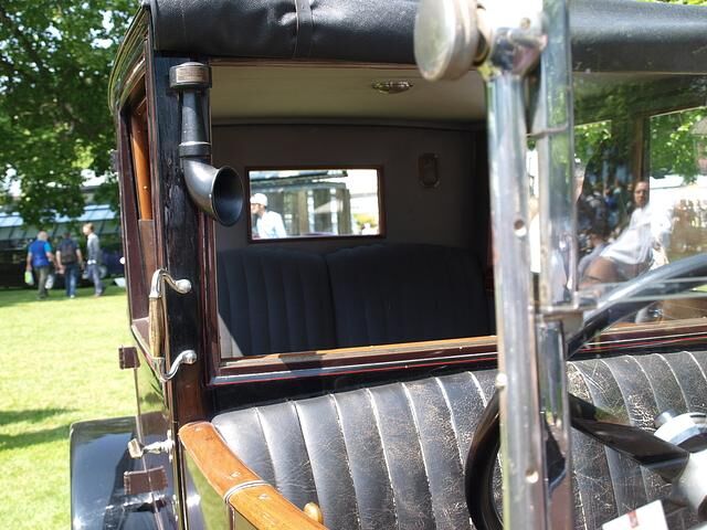 . Einen frühen Vorläufer der Freisprecheinrichtung kann man aber auch bei historischen Chauffeurswagen finden, wie bei diesem Alfa Romeo RL Normale von 1925: Dort saßen die Passagiere von Wind,...