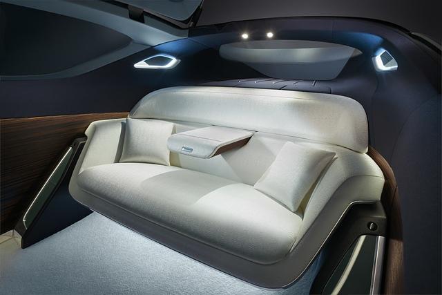 Hier sollen die Fahrgäste entspannen. Dank des eingebauten Butlers müssen die Herrschaften nicht selber fahren