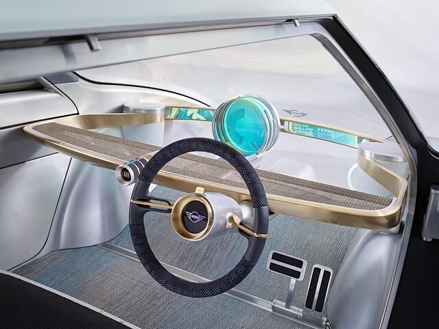 Cooles Cockpit: Der luftige Arbeitsplatz des Mini Vision Next 100 bietet viele für den Autobau recht ungewöhnliche Materialien