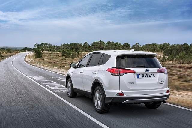 Hier wird weiterhin der 2,5-Liter-Benziner (114 kW/155 PS) mit dem vorderen E-Motor (105 kW/143 PS) zusammen gespannt