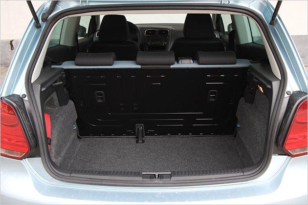 In Normalkonfiguration passen 261 Liter Gepäck in den Polo BlueMotion