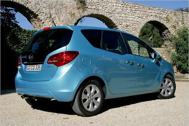 Zu den Besonderheiten des Meriva gehört der Knick in der unteren Fensterlinie