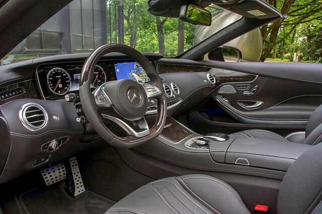 Neben einer Material-Aufhübschung bietet Brabus für das S-Klasse Cabriolet auch einen 400-km/h-Tacho an