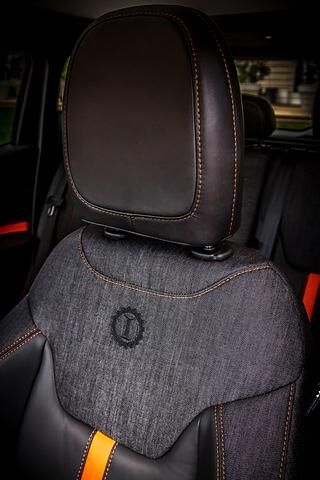 Die Sitze des Jeep Renegade Hell's Kitchen sind mit Nappaleder und Denim bezogen