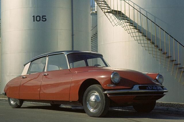 Der Kosename „Göttin“ für die Citroen DS leitet sich vom sprachlichen Gleichklang mit „déesse“, dem französischen Wort für Göttin ab