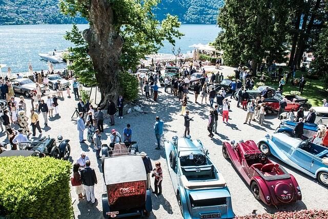 Die höchst exklusiven Autos - in möglichst originalem Zustand, mit faszinierender Vorgeschichte und in geringer Stückzahl gebaut – tragen ihr übriges zur surrealen Atmosphäre bei