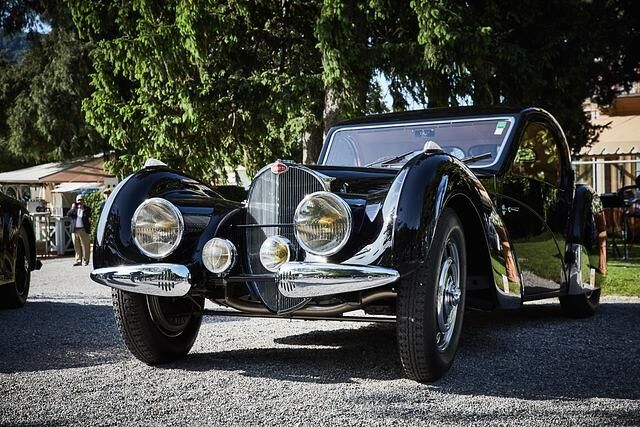 Der Bugatti 57 SC Atalante von 1937 mit seiner stromlinienförmigen Karosserie konnte dank aufgeladenem Reihen-Achtzylinder schon damals mehr als 200 km/h schnell fahren 