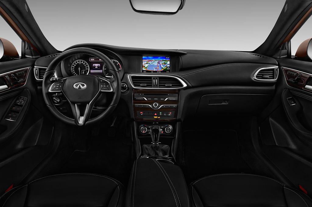 Infiniti Q30 (Baujahr 2016) Premium 5 Türen Cockpit und Innenraum