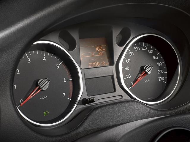 Klassisch: Das Kombiinstrument des Citroen C-Elyseé mit Analoganzeigen