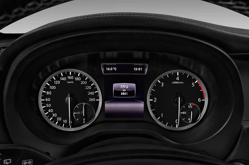 Infiniti Q30 (Baujahr 2016) Premium 5 Türen Tacho und Fahrerinstrumente