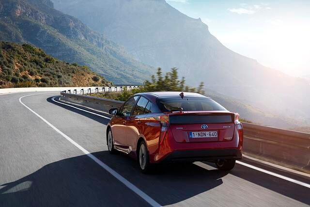 Maximal zwei Kilometer surrt der neue Toyota Prius nur mit der Kraft seiner Batterie