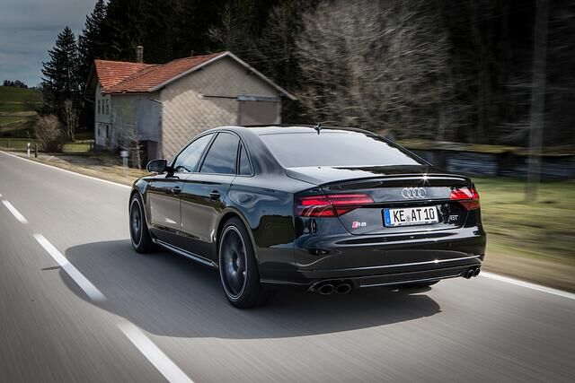 Neben der Leistungssteigerung bietet Abt für den Audi S8 Plus auch eine spezielle Auspuffanlage und bis zu 22 Zoll große Felgen an