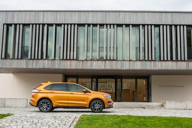 Der Edge ist stylisch und irgendwie kein richtiger Geländewagen mit seinem betont flachen Dach