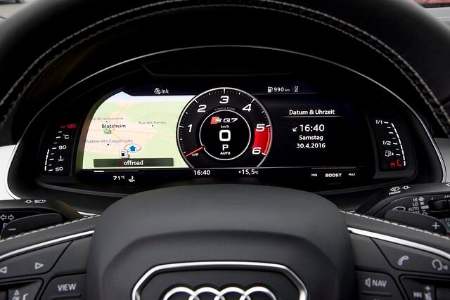 Der Fahrer blickt auf ein digitales Cockpit