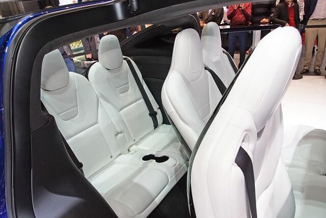 Optional ist das regulär fünfsitzige Model X auch als Sechs- oder Siebensitzer (Foto) erhältlich