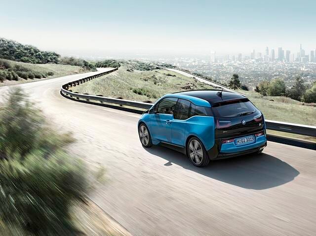 Selbst im Alltagseinsatz, bei widrigen Wetterbedingungen und Nutzung von starken Verbrauchern wie Klimaanlage und Heizung sollen laut BMW realistisch bis zu 200 Kilometer Reichweite möglich sein
